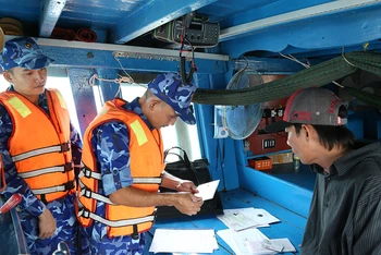 Lực lượng Cảnh sát biển kiểm tra giấy tờ tàu đánh cá mang số hiệu TG-91387-TS do ông Trần Vũ Huy làm thuyền trưởng. 