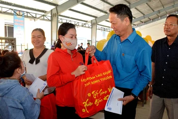 Chủ tịch Liên đoàn Lao động tỉnh Bình Thuận Nguyễn Xuân Phối trao quà Tết cho công nhân lao động có hoàn cảnh khó khăn trong Khu Công nghiệp Hàm Kiệm 2, huyện Hàm Thuận Nam .