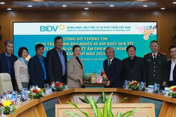 Trao tặng 40.000 suất quà Tết cho người nghèo dịp Xuân Quý Mão 2023