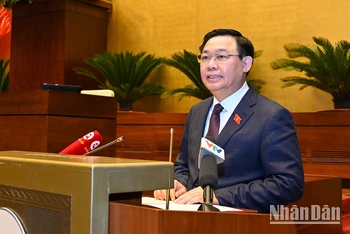 Chủ tịch Quốc hội Vương Đình Huệ phát biểu thăm hỏi, chúc Tết các đại biểu tại buổi gặp mặt. (Ảnh: DUY LINH)