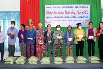 Sóc Trăng tổ chức trao gần 4.000 tấn gạo của Chính phủ cho người nghèo ăn Tết.