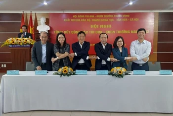 Các đơn vị Khối thi đua các bộ, ngành khoa học-văn hóa-xã hội ký kết giao ước thi đua năm 2023.