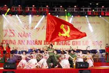 Các tiết mục được dàn dựng công phu, bài bản.