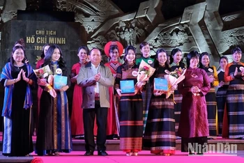 Lãnh đạo tỉnh tặng hoa cho thí sinh đoạt các danh hiệu trong phần trình diễn áo dài.