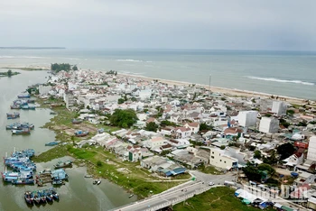 Người dân nhiều vùng quê, làng biển chọn lựa cơ sở y tế các tỉnh, thành phố khác để khám chữa bệnh. 