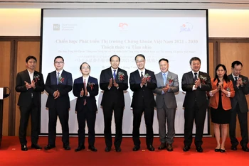 Các đại biểu tham dự hội thảo chụp ảnh lưu niệm.