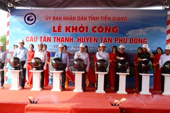 Nghi lễ khởi công cầu Tân Thạnh, huyện Tân Phú Đông (Tiền Giang).