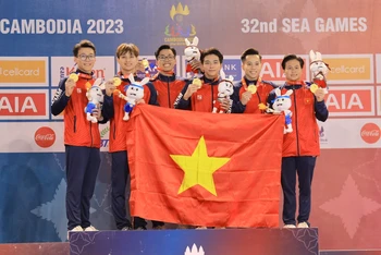 Đội tuyển Thể dục dụng cụ Việt Nam giành Huy chương Vàng SEA Games 32 đầu tiên. (Ảnh: NGỌC DIỆP)