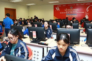 Các thí sinh bảng cá nhân bước vào tranh tài trong buổi sáng 18/5/2023.
