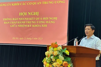 Đồng chí Nguyễn Văn Thể, Ủy viên Trung ương Đảng, Bí thư Đảng ủy Khối truyền đạt các nội dung cơ bản của Hội nghị Trung ương 7, khóa XIII.