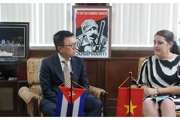 Đồng chí Lê Quốc Minh hội đàm với đồng chí Yailin Orta Rivera, Ủy viên Trung ương Đảng Cộng sản Cuba, Tổng Biên tập báo Granma. (Ảnh: Mai Phương/TTXVN)