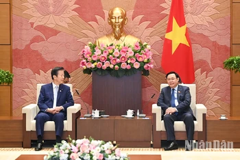 Chủ tịch Quốc hội Vương Đình Huệ và Chủ tịch Đảng Công Minh Nhật Bản Yamaguchi Natsuo tại buổi tiếp. (Ảnh: DUY LINH)