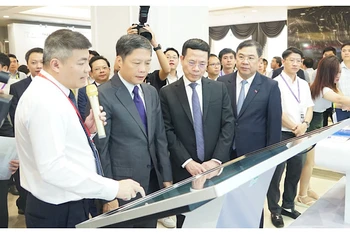 Các đại biểu bộ, ban, ngành Trung ương và địa phương tham quan gian hàng của VNPT.