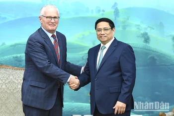 Thủ tướng Phạm Minh Chính tiếp Chủ tịch Hiệp hội Công nghiệp bán dẫn Hoa Kỳ (SIA) John Neffeur. (Ảnh: TRẦN HẢI)