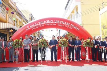 Chủ tịch Quốc hội Vương Đình Huệ và đại biểu cắt băng khai trương khu Viet Nam Town. (Ảnh: TTXVN)