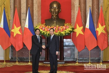 Chủ tịch nước Võ Văn Thưởng và Tổng thống Philippines Ferdinand Romualdez Marcos Jr tại lễ đón. (Ảnh: ĐĂNG KHOA)