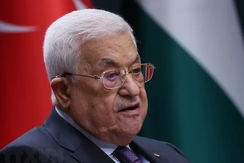 Tổng thống Palestine Mahmoud Abbas phát biểu trong cuộc họp báo ngày 25/7/2023. (Ảnh: AFP/TTXVN)