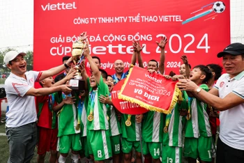 Các cầu thủ nhí vỡ òa trong niềm vui chiến thắng.