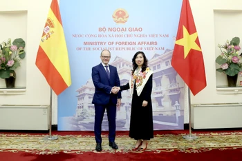 Thứ trưởng Ngoại giao Lê Thị Thu Hằng và Quốc vụ khanh về Ngoại giao và các vấn đề toàn cầu Tây Ban Nha Diego Martínez Belío.