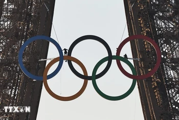 Biểu tượng Olympic được dựng trên tháp Eiffel ở thủ đô Paris, Pháp, ngày 7/6/2024. (Ảnh: THX/TTXVN)