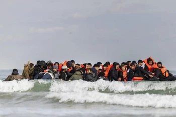 Người di cư nỗ lực băng qua Eo biển Manche từ Gravelines, Pháp để sang Anh ngày 26/4/2024. (Ảnh: Getty Images/TTXVN)