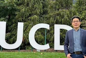 Phó Giáo sư, Tiến sĩ Trần Lê Nam tại Đại học Cao đẳng Dublin (University College of Dublin-UCD).