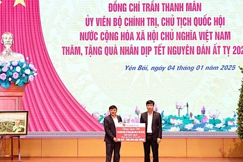 Tặng quà hỗ trợ người dân và lực lượng vũ trang tại địa bàn tỉnh Yên Bái.