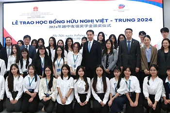 Đại sứ Hà Vĩ dự lễ trao học bổng hữu nghị Việt-Trung 2024. (Ảnh: Đại sứ quán Trung Quốc tại Việt Nam)