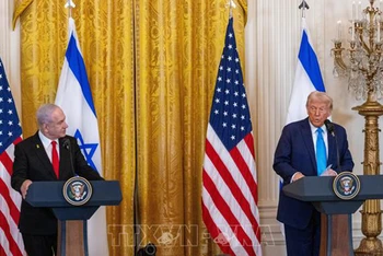Tổng thống Mỹ Donald Trump (phải) và Thủ tướng Israel Benjamin Netanyahu trong cuộc họp báo sau hội đàm tại Nhà Trắng, ngày 4/2/2025. (Ảnh: THX/TTXVN)