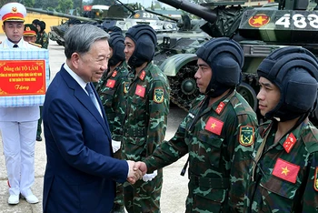 Tổng Bí thư Tô Lâm, Bí thư Quân ủy Trung ương động viên, tặng quà các cán bộ, chiến sĩ của Lữ đoàn Xe tăng 201, Binh chủng Tăng thiết giáp. (Ảnh: ĐĂNG KHOA)