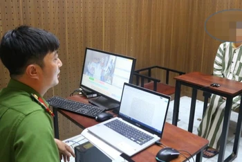 Công an làm việc với đối tượng trong vụ đánh bạc và tổ chức đánh bạc.