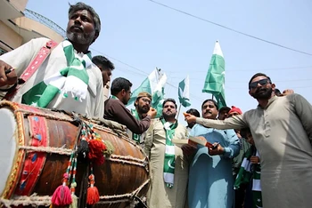Người dân tại Multan, Pakistan vui mừng sau khi nước này và Ấn Độ đạt thỏa thuận ngừng bắn toàn diện, ngày 10/5/2025. (Ảnh: THX/TTXVN) 