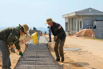 Thi công xây lắp đê tả sông Lèn, xã Yến Sơn, huyện Hà Trung, tỉnh Thanh Hóa.