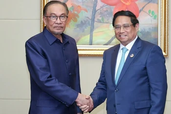 Thủ tướng Chính phủ Phạm Minh Chính hội kiến Thủ tướng Malaysia Anwar Ibrahim ngày 10/10/2024, nhân dịp dự Hội nghị Cấp cao ASEAN lần thứ 44, 45 và các Hội nghị cấp cao liên quan. (Ảnh: Nhật Bắc/VGP).