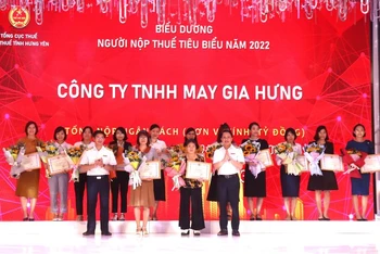 Tổng cục Thuế và Cục Thuế tỉnh Hưng Yên đã tuyên dương và trao Bằng khen, Giấy khen cho các doanh nghiệp, hộ kinh doanh tiêu biểu trong nộp thuế.