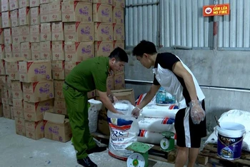 Lực lượng chức năng tỉnh Hưng Yên thu giữ nhiều vật chứng tại Công ty TNHH đầu tư thương mại và dịch vụ Tâm Trường An.