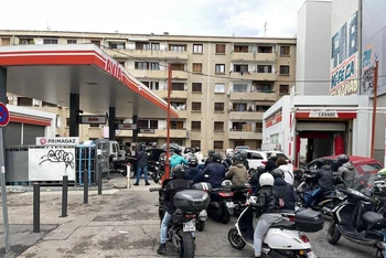 Xếp hàng chờ đổ xăng dầu ở Marseille sáng sớm 9/10. (Ảnh: Minh Duy)