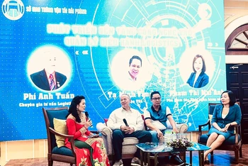 Các diễn giả trao đổi về phát triển, đưa nền tảng công nghệ vào quản lý, điều hành logistics.