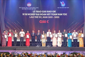 Tác giả, nhóm tác giả nhận giải C tại Lễ trao giải báo chí. (Ảnh: Phương Hoa/TTXVN)