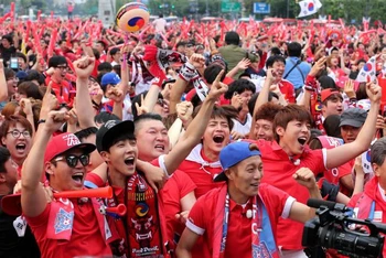 Người dân Hàn Quốc tập trung cổ vũ đội nhà tại đấu trường World Cup. (Ảnh: Reuters)