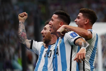 Các cầu thủ Argentina chia vui cuồng nhiệt sau bàn thắng thứ hai. (Ảnh: Reuters)
