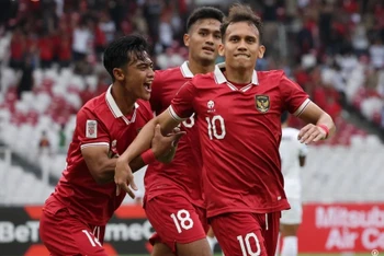 Egy Maulana (số 10) ăn mừng bàn thắng mở tỷ số cho Indonesia. (Ảnh: Getty)