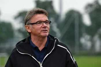 Chân dung huấn luyện viên Philippe Troussier. (Ảnh: Nhac Nguyen)