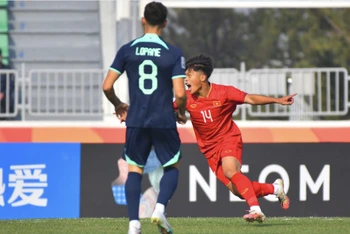 Quốc Việt ăn mừng bàn thắng mở tỷ số ở phút thứ 6 trước U20 Australia. (Ảnh: AFC)