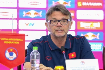 HLV Philippe Troussier tại buổi họp báo chiều 11/3. (Ảnh: VFF)