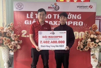 Anh N.Q.H (bên phải) nhận giải thưởng Max 3D Pro trị giá hơn 2,4 tỷ đồng.