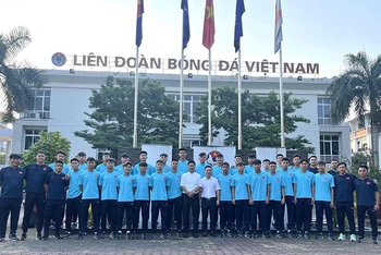 Các thành viên đội tuyển U17 Việt Nam trước giờ lên đường. (Ảnh: VFF)