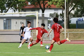 Đội tuyển bóng đá nữ Việt Nam thắng CLB Schott Mainz với tỷ số 2-0. (Ảnh: VFF)