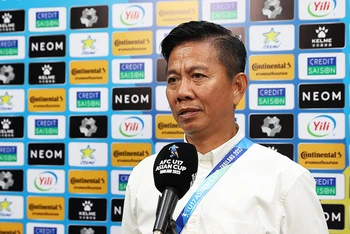 Huấn luyện viên Hoàng Anh Tuấn trả lời họp báo sau trận thua U17 Uzbekistan 0-1, tối 23/6. (Ảnh: AFC)