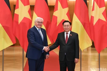 Chủ tịch Quốc hội Vương Đình Huệ và Tổng thống Cộng hòa Liên bang Đức Frank- Walter Steinmeier. (Ảnh: DUY LINH)